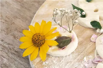 Bunte Blumenanhänger aus Salzteig