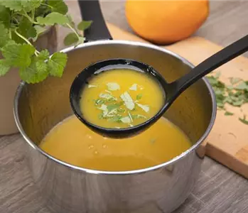 Buttersoße mit Orangen und Zitronenmelisse