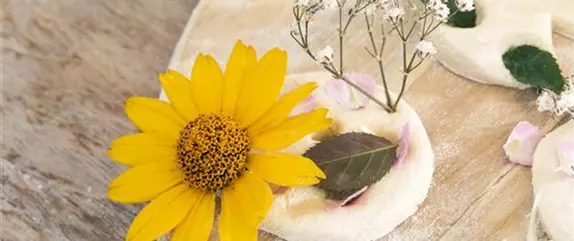 Blumenanhänger aus Salzteig – der Sommer wird bunt!