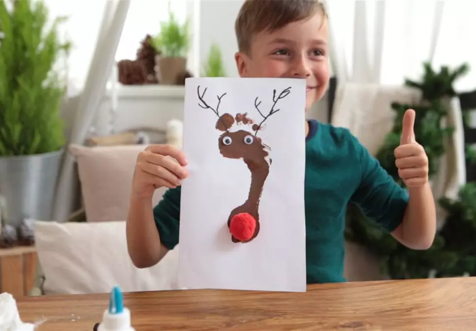 Eine Weihnachtskarte mit Fußabdruck