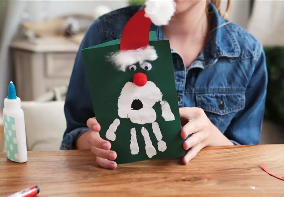 Eine Weihnachtskarte mit Handabdruck