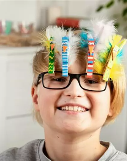 Bunte Paradiesvögel aus Wäscheklammern