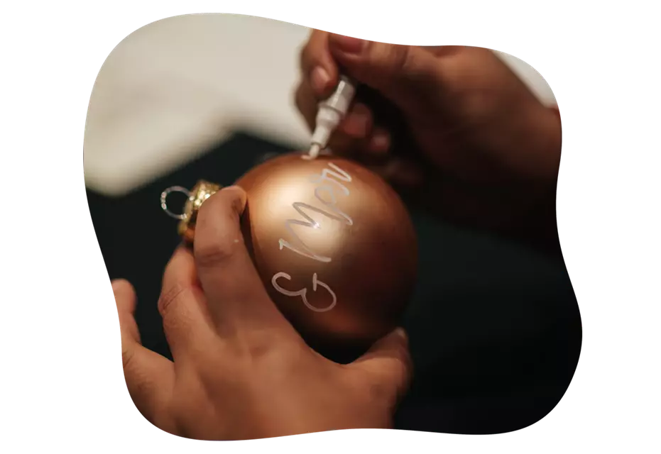 christbaumkugel_personalisieren_diy_sonntag_2025_kiefls_welt_in_gauting_bei_muenchen_.png christbaumkugel_personalisieren_diy_sonntag_2025_kiefls_welt_in_gauting_bei_muenchen_.png