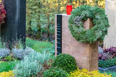 Grabgestaltung im Herbst – dekorative Hingucker mit Flair