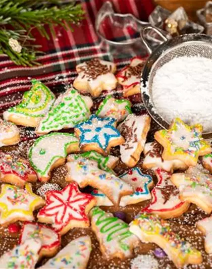 In der Weihnachtsbäckerei – Plätzchen backen