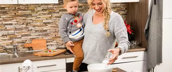 In der Weihnachtsbäckerei – Plätzchen backen