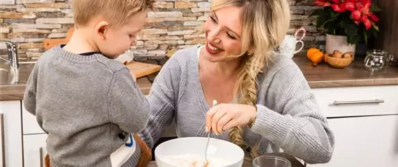 In der Weihnachtsbäckerei – Plätzchen backen