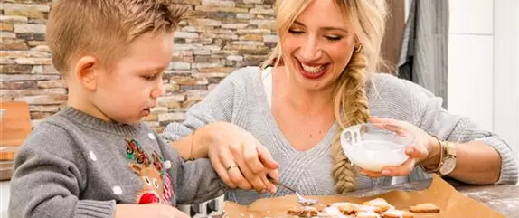 In der Weihnachtsbäckerei – Plätzchen backen