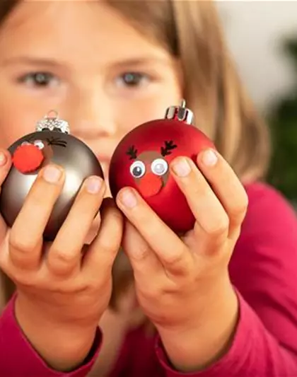 Weihnachtskugeln mit Fingerabdrücken