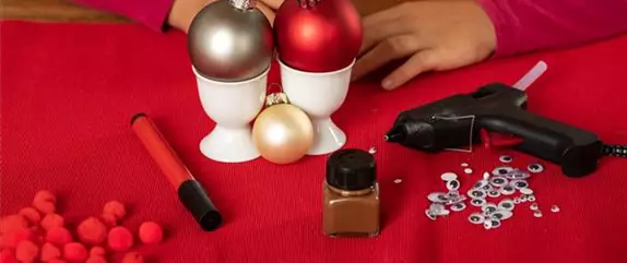 Weihnachtskugeln mit Fingerabdrücken