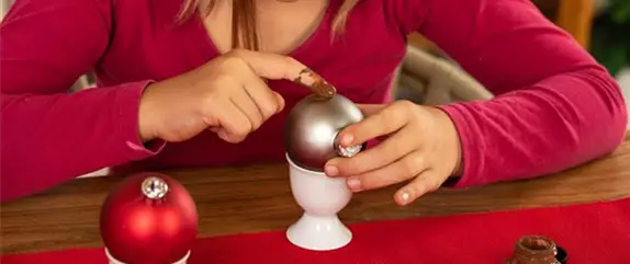 Weihnachtskugeln mit Fingerabdrücken