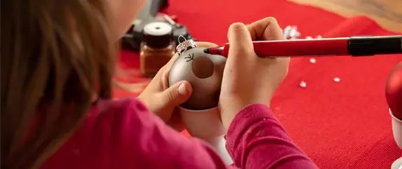 Weihnachtskugeln mit Fingerabdrücken