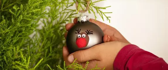 Weihnachtskugeln mit Fingerabdrücken