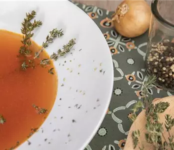 Kräftige Tomatensuppe mit Thymian und Oregano