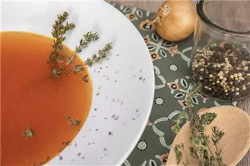 Kräftige Tomatensuppe mit Thymian und Oregano