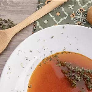 Kräftige Tomatensuppe mit Thymian und Oregano