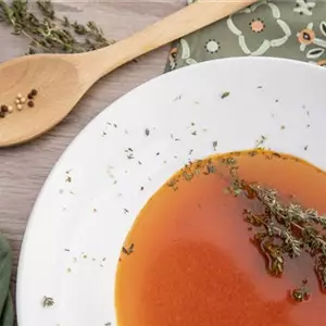 Kräftige Tomatensuppe mit Thymian und Oregano