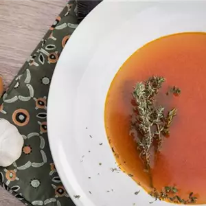 Kräftige Tomatensuppe mit Thymian und Oregano