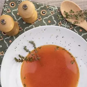 Kräftige Tomatensuppe mit Thymian und Oregano