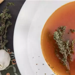 Kräftige Tomatensuppe mit Thymian und Oregano