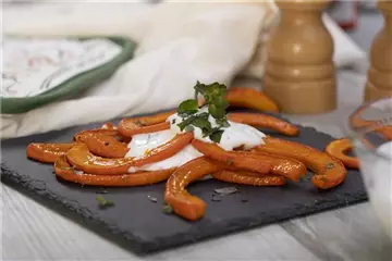 Marinierter Ofenkürbis mit Minz-Dip