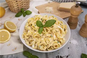 Tagliatelle mit Basilikum-Zitronen-Soße