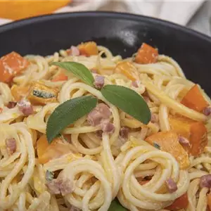 Spaghetti mit Salbei-Kürbissoße und Speck