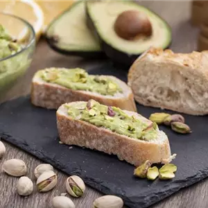 Cremiger Avocadodip mit Pistazien