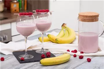 Soja-Shake mit Banane und Himbeeren