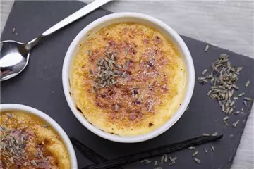 Crème brûlée mit Lavendel