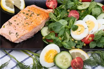 Feldsalat mit Räucherlachs und Ei