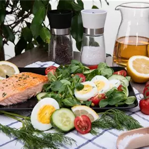 Feldsalat mit Räucherlachs und Ei