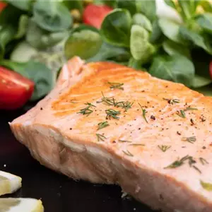 Feldsalat mit Räucherlachs und Ei