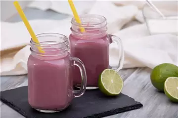 Drink mit Joghurt und Brombeeren