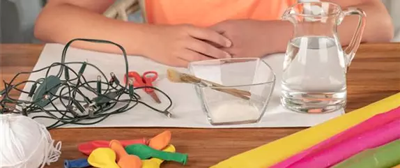 Eine Lichterkette mit Lampions basteln
