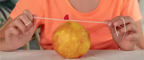 Eine Lichterkette mit Lampions basteln
