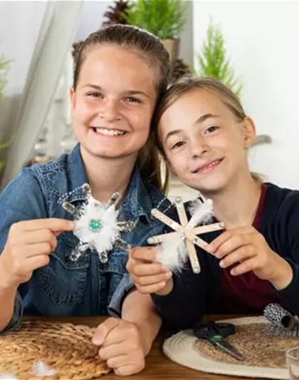 Schneeflocken aus Eisstielen basteln