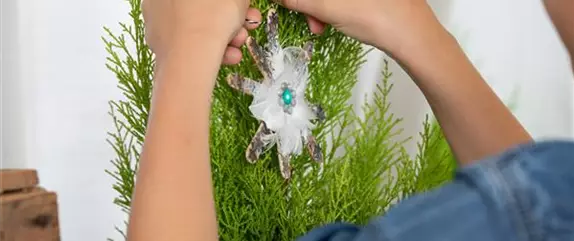 Schneeflocken aus Eisstielen basteln