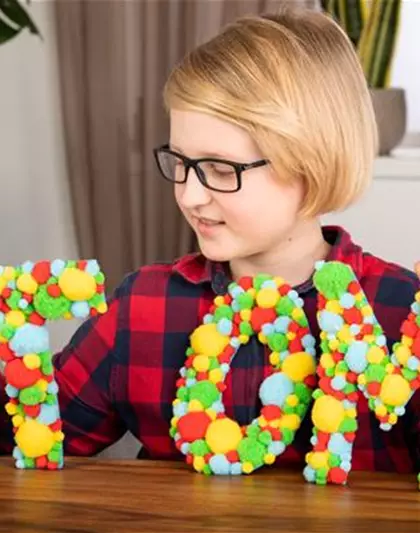 Namensschilder mit Bommeln basteln
