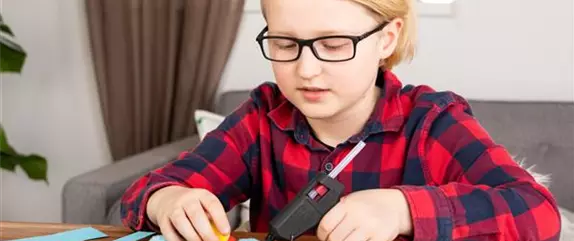 Namensschilder mit Bommeln basteln