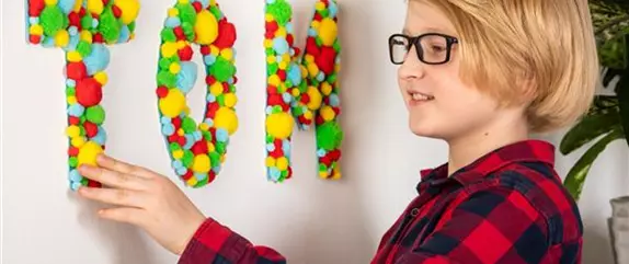 Namensschilder mit Bommeln basteln