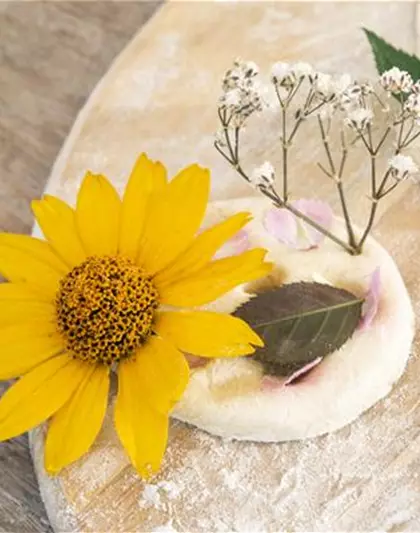 Bunte Blumenanhänger aus Salzteig