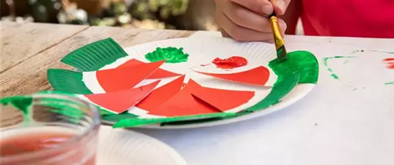 Coole Melonen-Girlande mit Papptellern