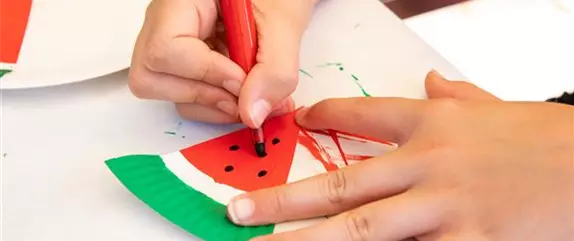 Coole Melonen-Girlande mit Papptellern