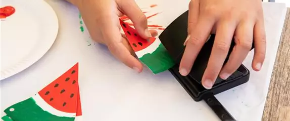Coole Melonen-Girlande mit Papptellern