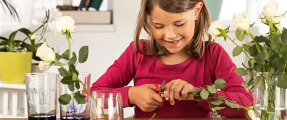 Weiße Blumen einfach einfärben