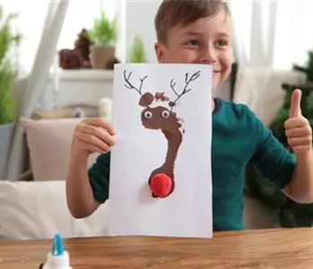 Eine Weihnachtskarte mit Fußabdruck